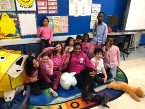 groupe d'élèves assis chandail rose