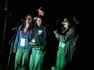 Des élèves chantent sur scène